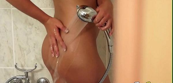  Showering babe pissed on